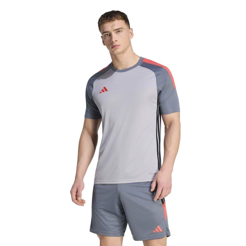 Camiseta ADIDAS TIRO 26 ESSENTIALS gris y rojo KE4056