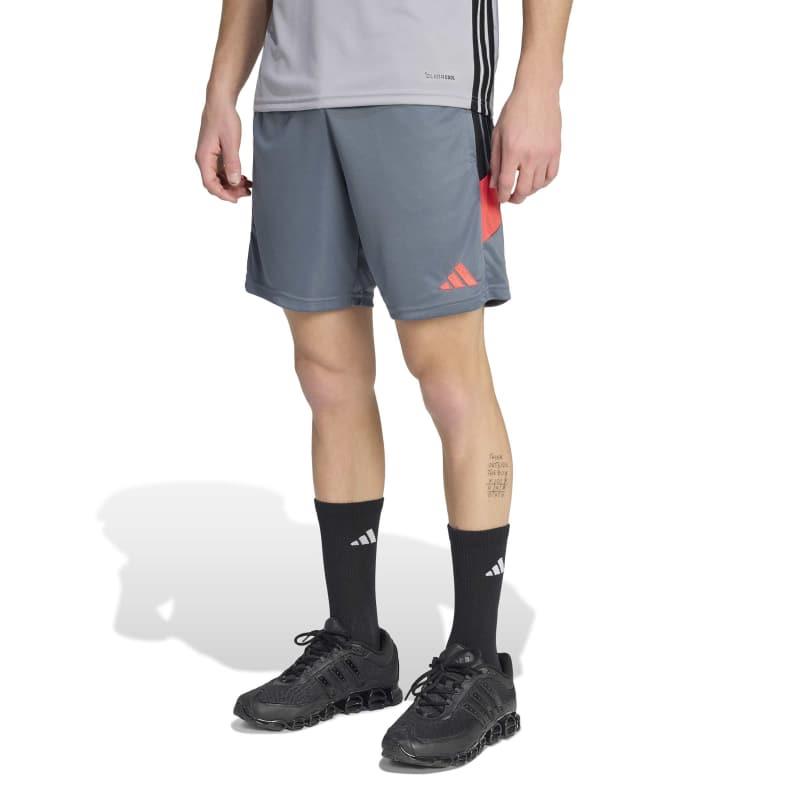 Pantalón corto ADIDAS TIRO 26 ESSENTIALS gris y rojo KH3212
