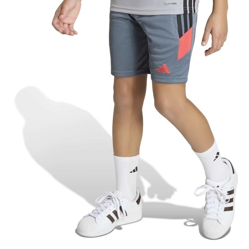Pantalón corto para niño ADIDAS TIRO 26 ESSENTIALS gris y rojo KC7091