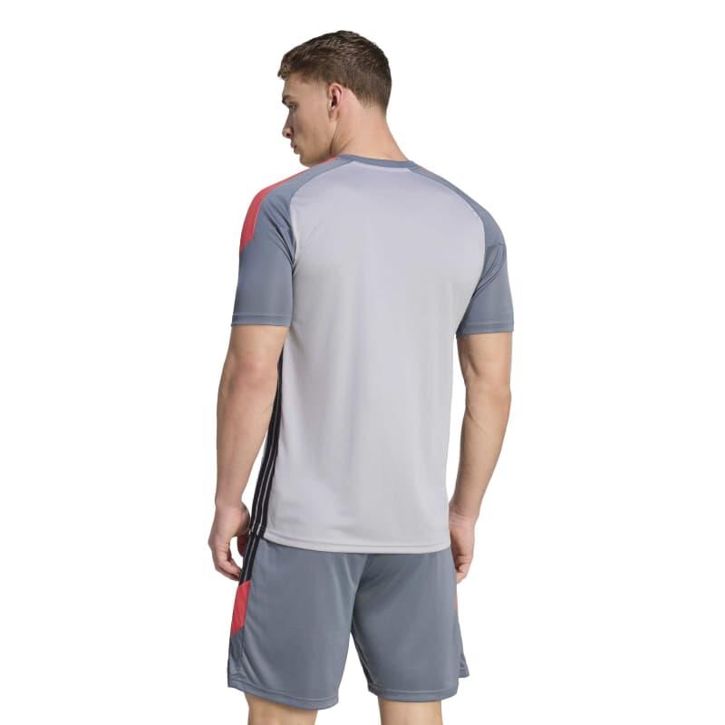 Camiseta ADIDAS TIRO 26 ESSENTIALS gris y rojo