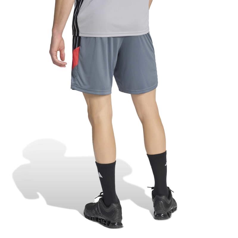 Pantalón corto ADIDAS TIRO 26 ESSENTIALS gris y rojo